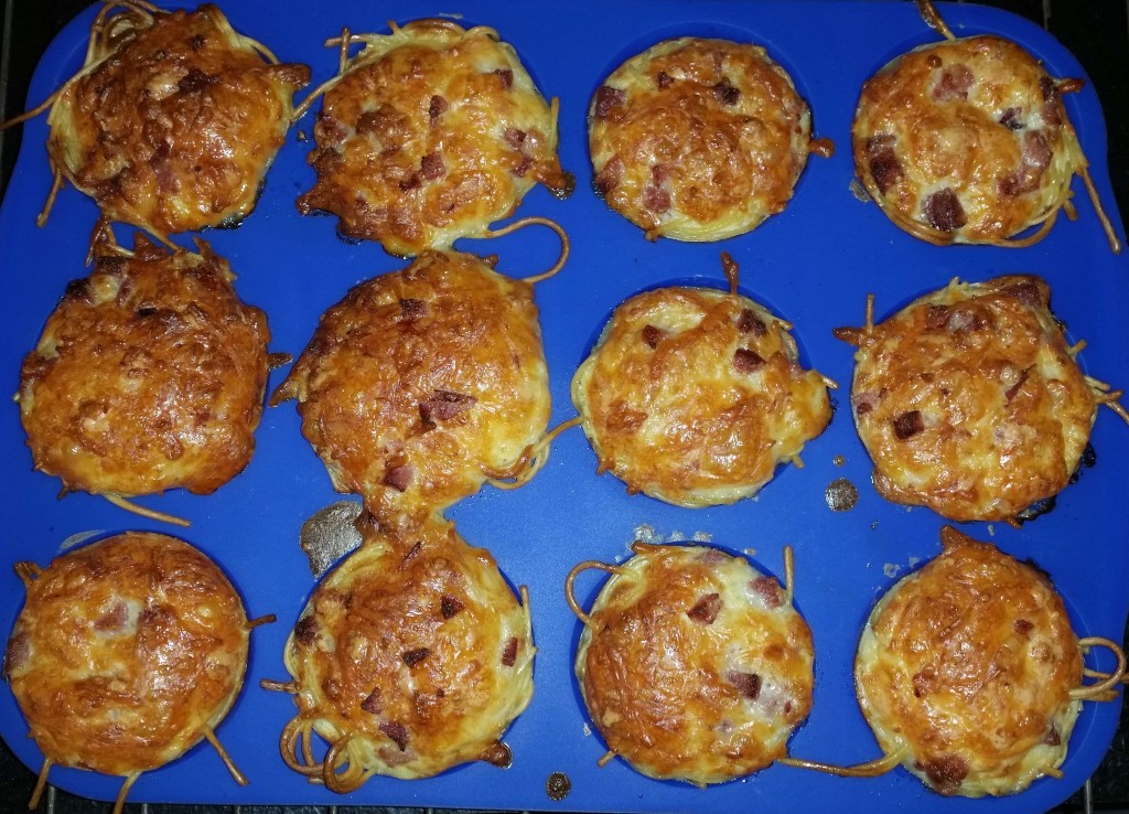 Spaghetti-Muffins mit Streukäse in der Eiermilch